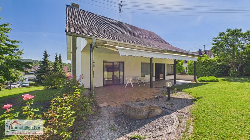 SONNIGE UND RUHIGE LAGE IN FREMERSDORF:
4 SCHLAFZIMMER /  2 BALKONE / GARTEN /  TERRASSE / GARAGE